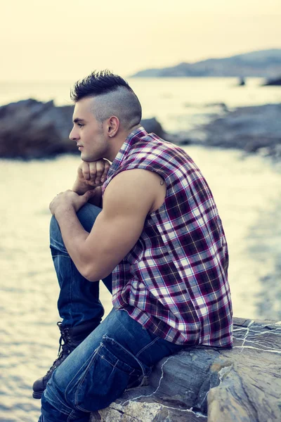 Handsome Athletic Man Looking Away Against Sky — Stock Photo, Image