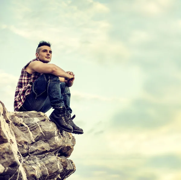 Handsome Athletic Man Looking Away Against Sky — Stock Photo, Image