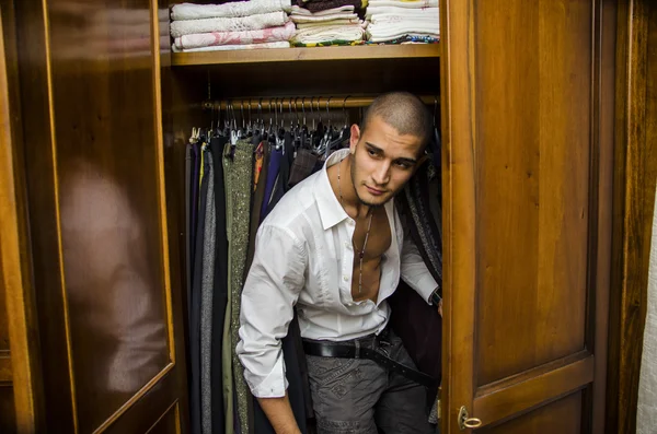 Beau torse nu jeune mâle amant caché à l'intérieur de l'armoire — Photo