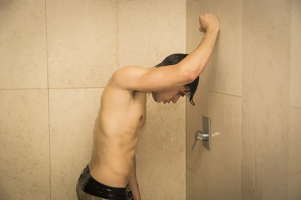 Attraktiv ung muskulös man med dusch — Stockfoto