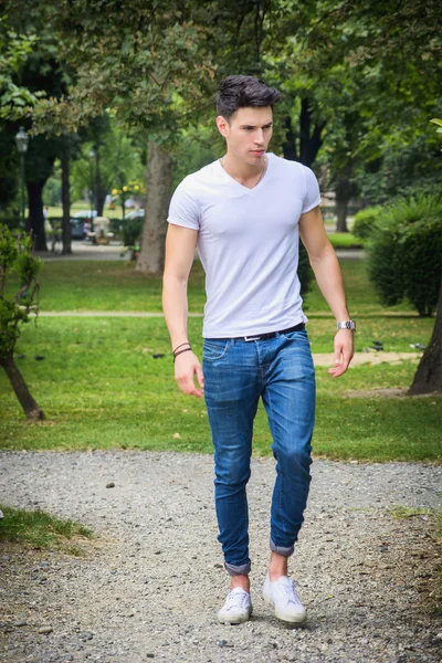 Handsome young man in white t-shirt outdoor in city park — Stock Photo, Image