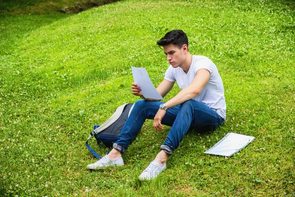 Mladý muž Student studuje v městském parku — Stock fotografie