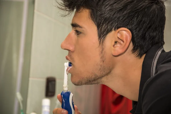 Tête de jeune homme, se brosser les dents avec la brosse à dents — Photo