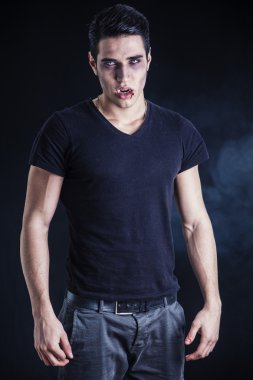Siyah T-Shirt bir genç vampir adam portresi