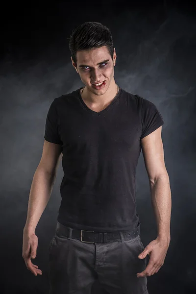 Retrato de um homem jovem vampiro com t-shirt preta — Fotografia de Stock
