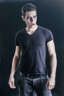 Siyah T-Shirt bir genç vampir adam portresi