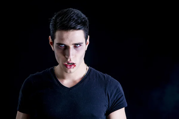 Retrato de um homem jovem vampiro com t-shirt preta — Fotografia de Stock