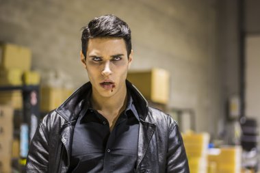 Genç vampir adam yüz ağzından kanlı