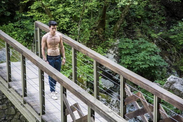 Athletic Young Man Leaning Against Pathway Rail — Stock Photo, Image