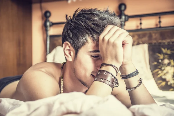 Félmeztelen szexi férfi modell feküdt egyedül az ágyán — Stock Fotó