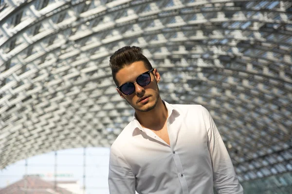 Joven guapo en la estación de tren o aeropuerto —  Fotos de Stock