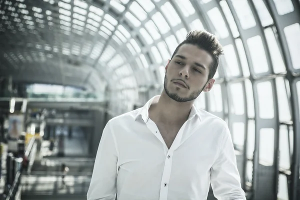 Joven guapo en la estación de tren o aeropuerto — Foto de Stock