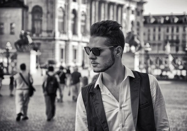 Модный человек в очки в городской площади в — стоковое фото
