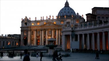 St Peter's cathedral civarındaki Vatikan günbatımında yerleştirin