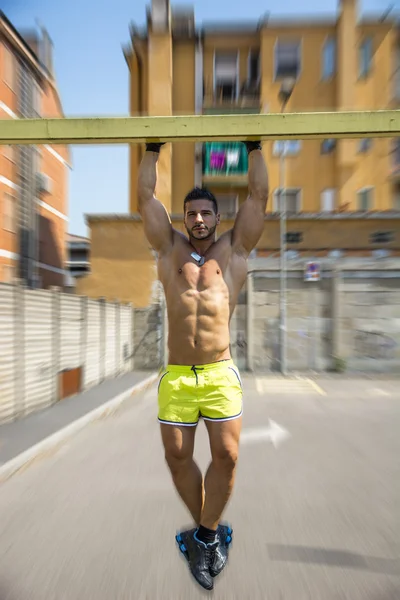 Jungen muskulösen Mann nackter Oberkörper outdoors — Stockfoto