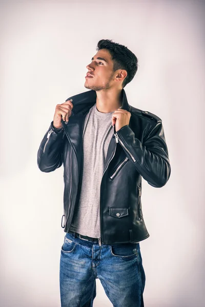 Handsome young man wearing leather jacket, t-shirt and jeans — Stock Photo, Image