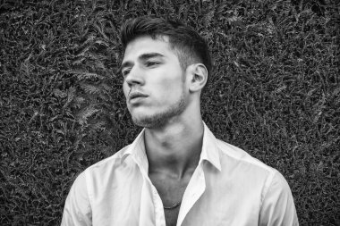 Şık takım elbise açık duran yakışıklı genç adam