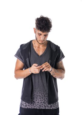 Koyu t-shirt izole zor genç adam