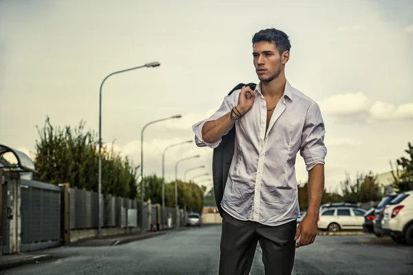 Stilig ung man i elegant vit skjorta står utomhus — Stockfoto