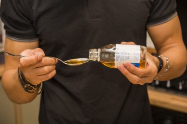 Öksürük şurubu veya ilaç alarak hasta genç adam