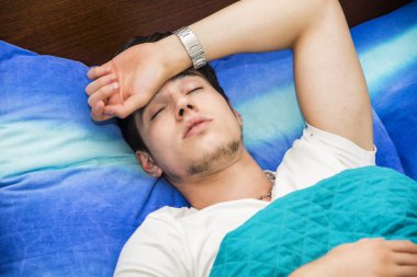 Genç hasta ya da hasta adam yatakta