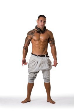 Boynunda Yılan olan Kamuflaj Pantolonlu Kaslı Adam