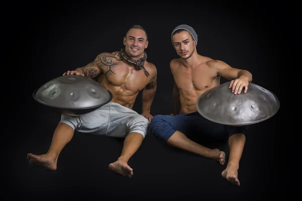 Mannelijke Drummers drummen op steeldrums in Studio — Stockfoto