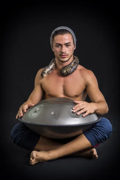Mâle batteur tambourinant sur des fûts en acier en Studio — Photo