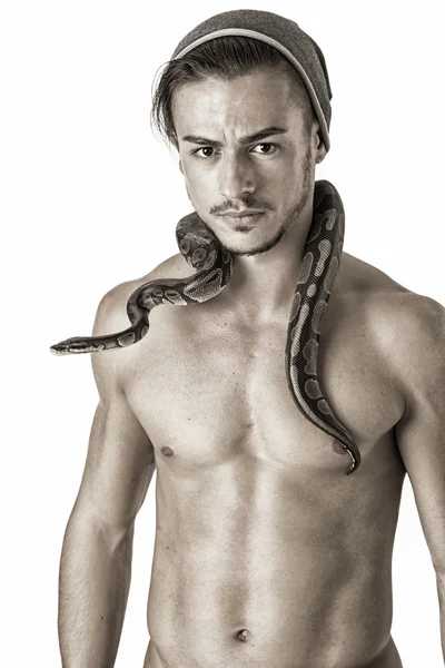 Muskulöser Mann in Camohose mit Schlange um den Hals — Stockfoto