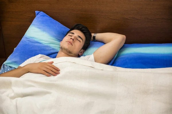 Knappe jonge man slapen — Stockfoto