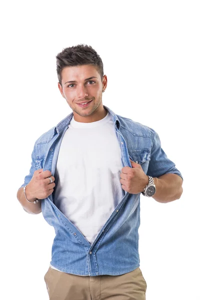 Knappe jongeman opening shirt op borst — Stockfoto