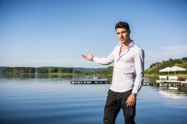 çekici bir genç adam göl güneşli gün