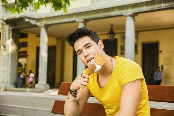 有魅力的年轻人吃香草冰淇淋 — 图库照片