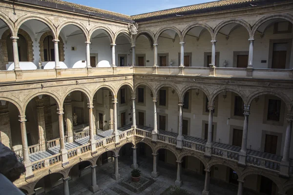 Courtyard of Palazzo dei Normanni in Palermo — Stock Photo, Image