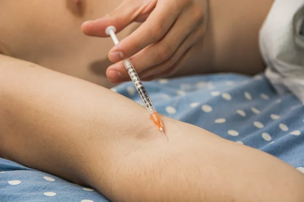 Young Man Self Administering Injection in Bed — Stock Photo, Image