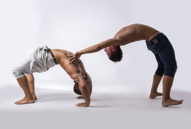 Studio Dengeleme erkek akrobatik dansçılar