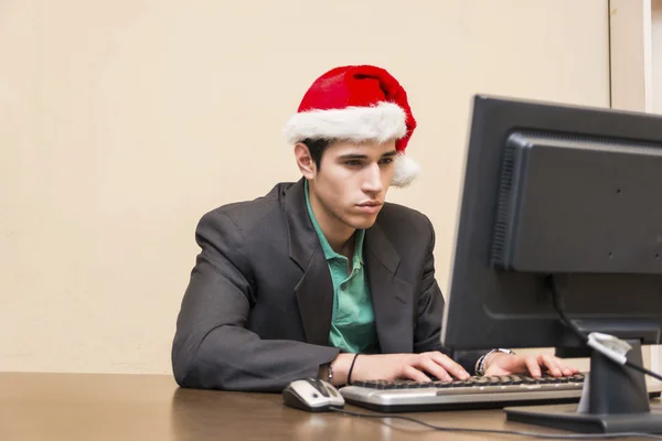 Ocupado empresario joven con sombrero rojo de Santa Claus —  Fotos de Stock