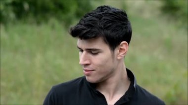 İyi adam yan ve kamera bakıyor