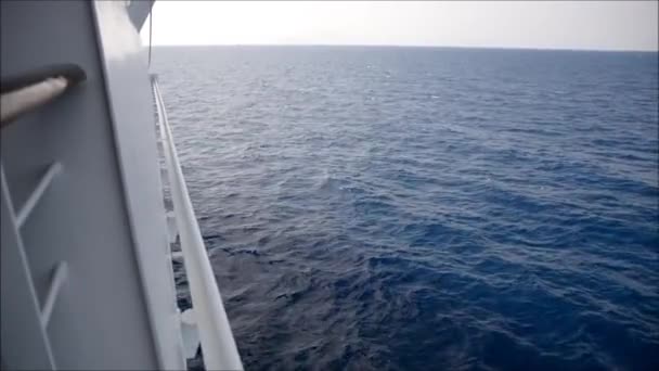 Zijlade van cruise schip zeilen — Stockvideo