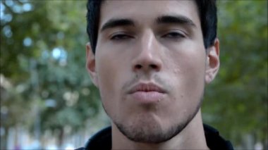 Head-shot tadı zevk yakışıklı genç adamın bir şeyler, yemek