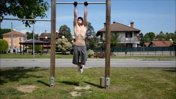 Привлекательный молодой человек без рубашки работает на открытом воздухе — стоковое видео