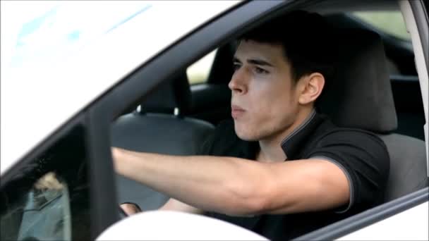 Jovem dirigindo seu carro enquanto come comida — Vídeo de Stock