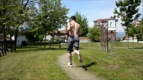 Shirtless jongeman joggen — Stockvideo