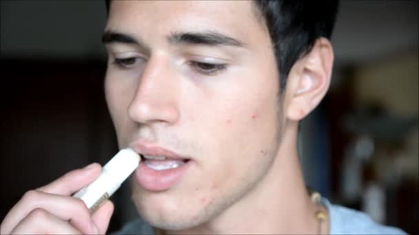 Close up de Bonito Jovem Aplicando Lip Balm — Vídeo de Stock