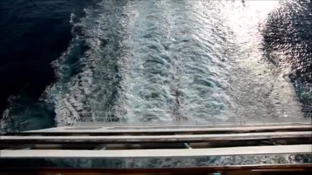 尾迹的一艘游轮在清澈蔚蓝的天 — 图库视频影像