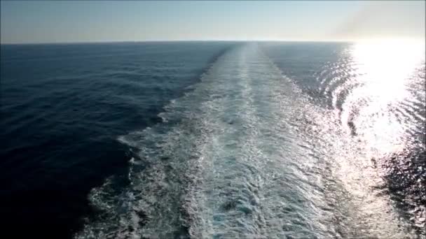 Пробуждение круизного лайнера в ясный голубой день — стоковое видео
