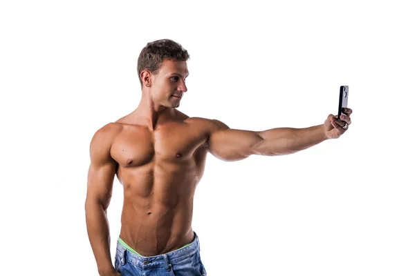 携帯電話で selfie を取ってハンサムな筋肉青年 — ストック写真