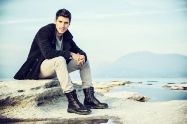 bir güneşli bir göl üzerinde çekici bir genç adam