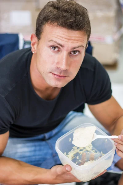 Hungry muscular shirtless man gulping down food — Foto de Stock