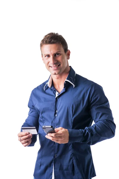 Kredi kartı tutan adam üstünde hareket eden telefon, online alışveriş — Stok fotoğraf